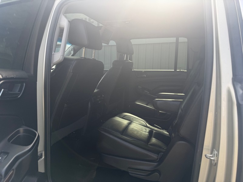 Chevrolet Suburban Vehicle Full-screen Gallery Image 6