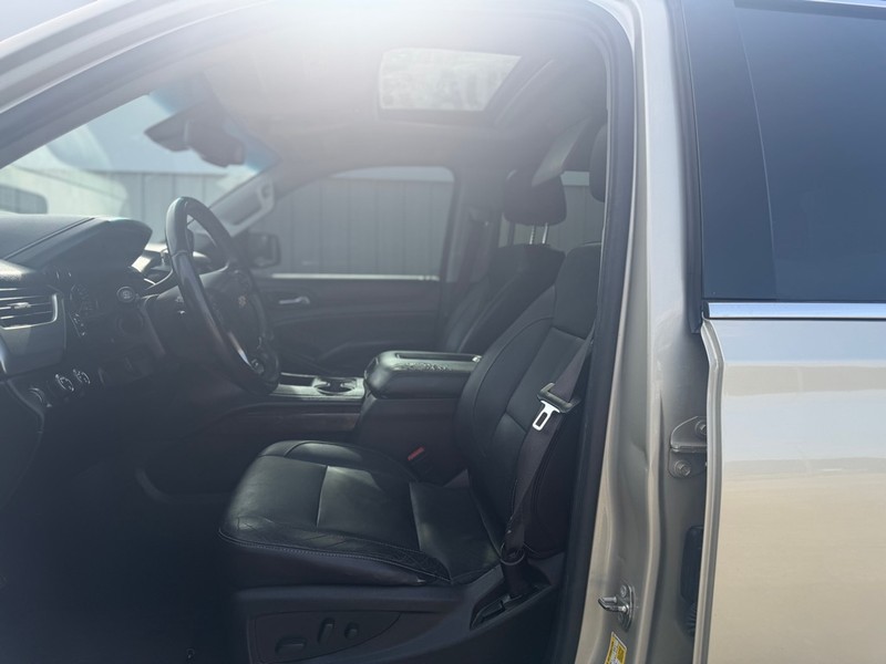 Chevrolet Suburban Vehicle Full-screen Gallery Image 7