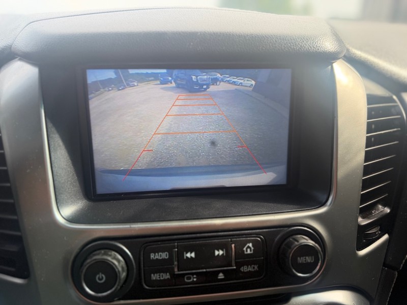 Chevrolet Suburban Vehicle Full-screen Gallery Image 9