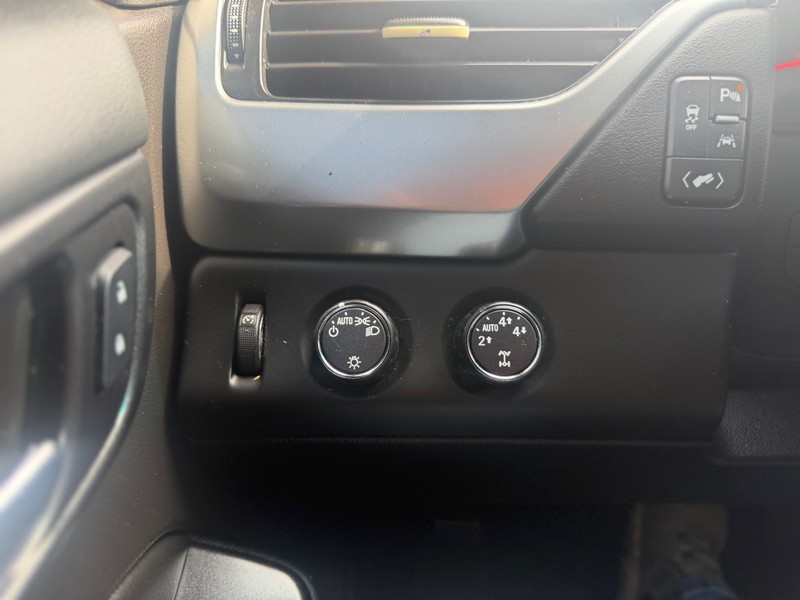 Chevrolet Suburban Vehicle Full-screen Gallery Image 11