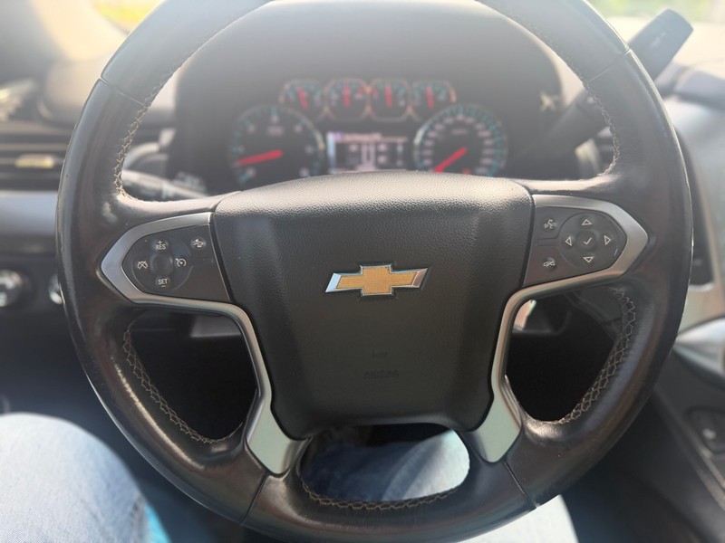 Chevrolet Suburban Vehicle Full-screen Gallery Image 12