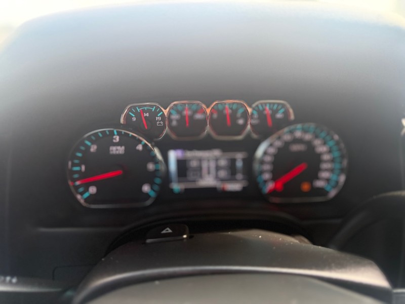 Chevrolet Suburban Vehicle Full-screen Gallery Image 13