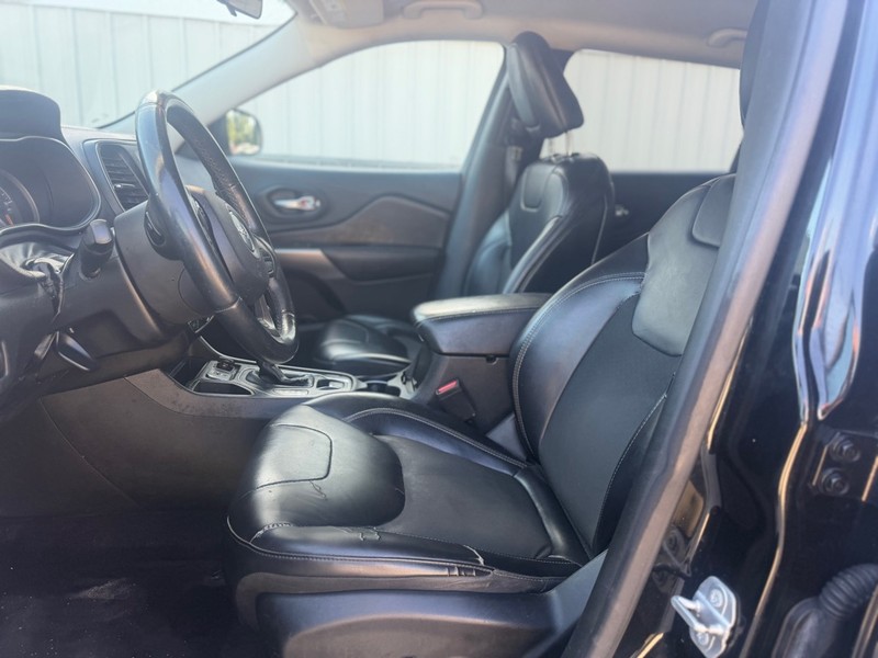 Jeep Cherokee Vehicle Full-screen Gallery Image 6