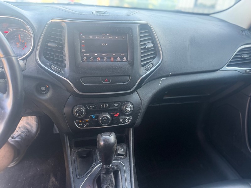 Jeep Cherokee Vehicle Full-screen Gallery Image 7