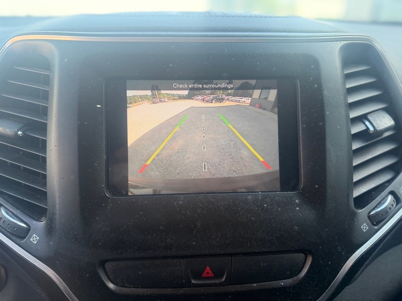 Jeep Cherokee Vehicle Full-screen Gallery Image 8