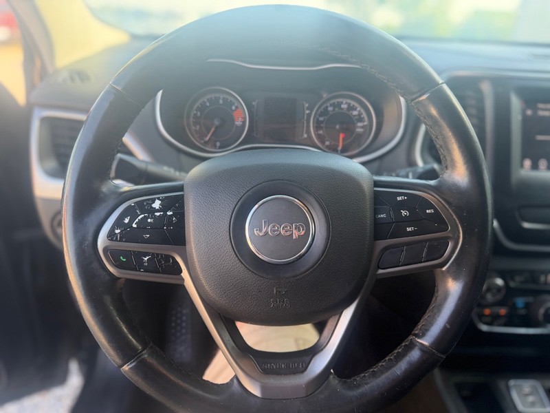 Jeep Cherokee Vehicle Full-screen Gallery Image 9