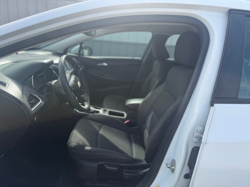 Chevrolet Cruze Vehicle Full-screen Gallery Image 6