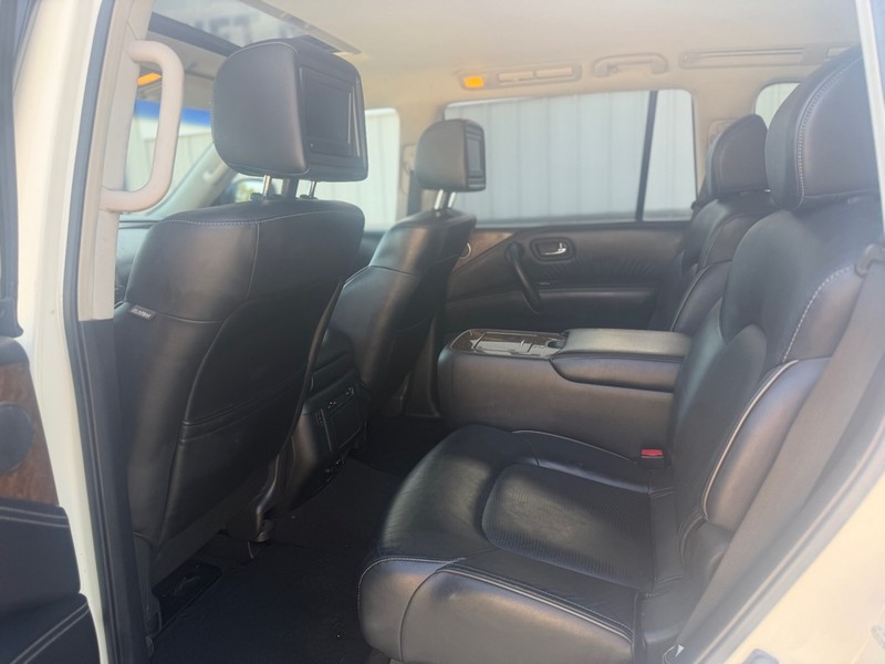INFINITI QX80 Vehicle Full-screen Gallery Image 6