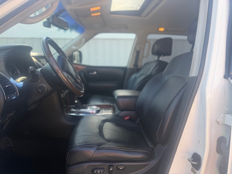 INFINITI QX80 Vehicle Full-screen Gallery Image 7