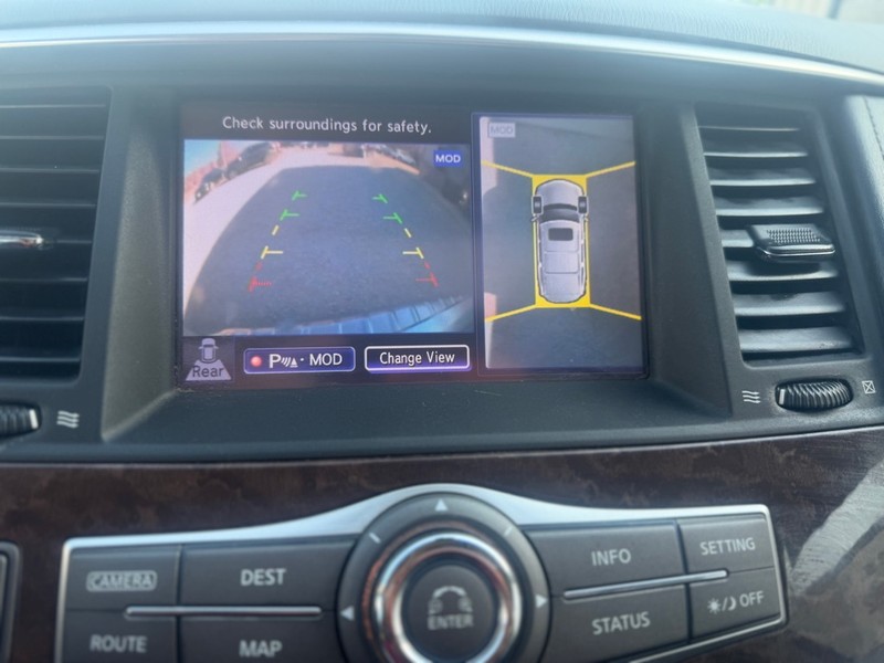 INFINITI QX80 Vehicle Full-screen Gallery Image 9