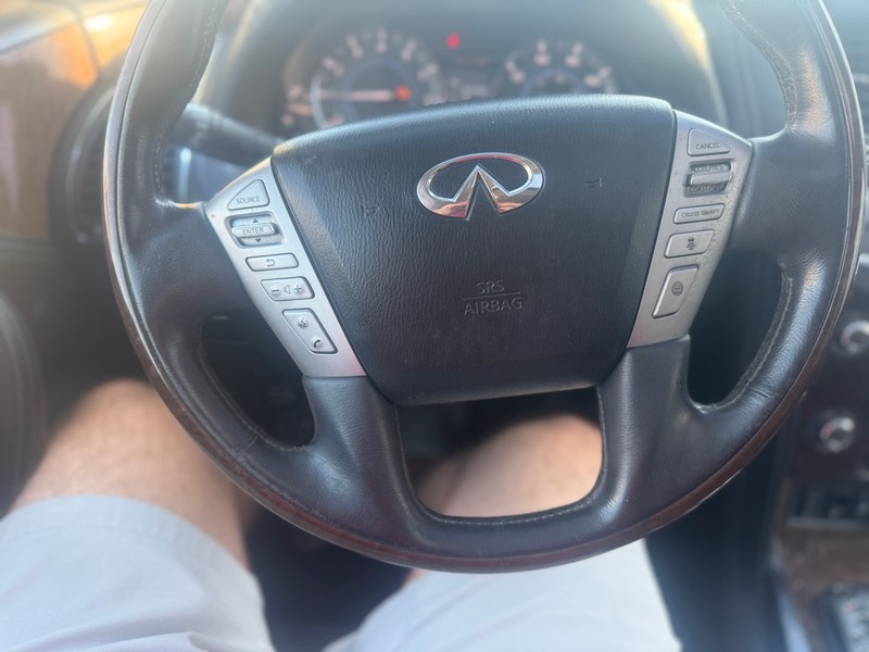 INFINITI QX80 Vehicle Full-screen Gallery Image 11