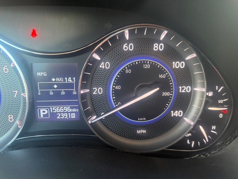 INFINITI QX80 Vehicle Full-screen Gallery Image 12