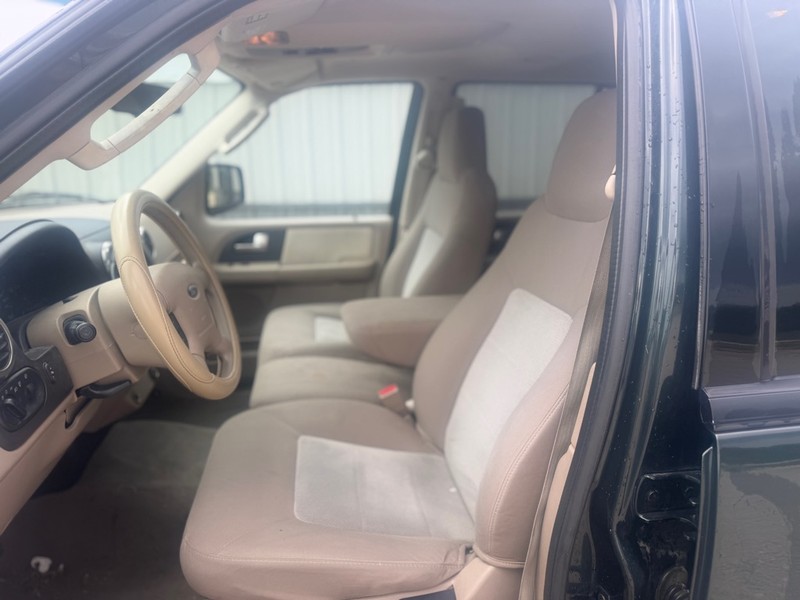 Ford Expedition Vehicle Full-screen Gallery Image 7
