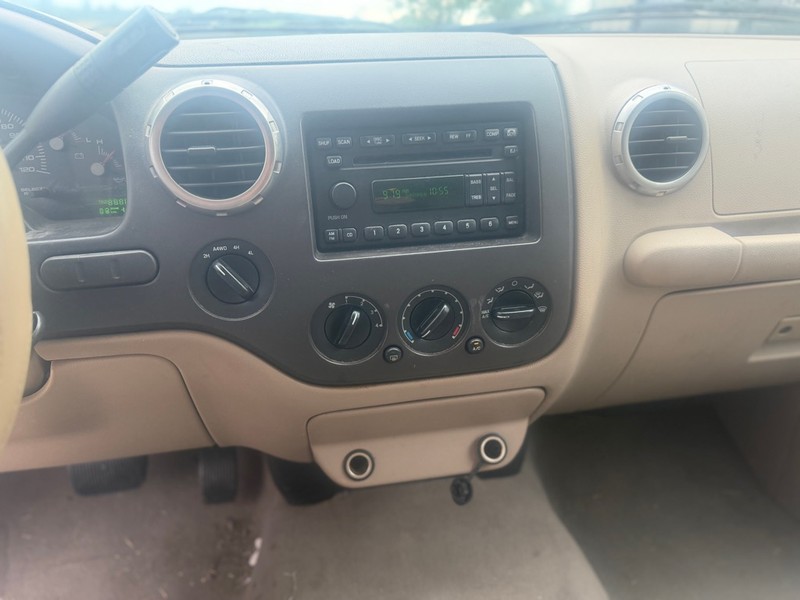 Ford Expedition Vehicle Full-screen Gallery Image 8