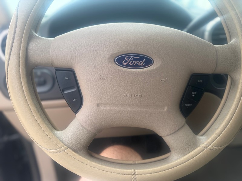 Ford Expedition Vehicle Full-screen Gallery Image 10
