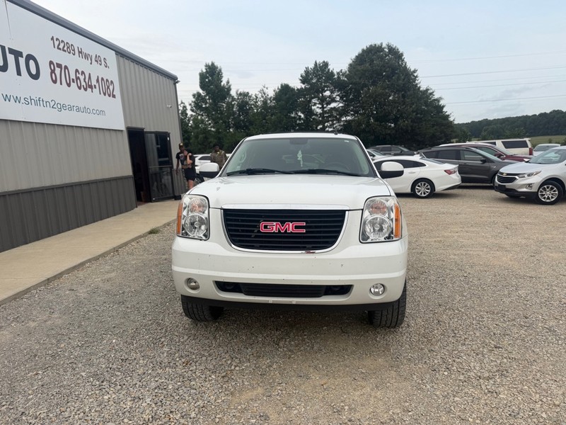 GMC YUKON Vehicle Full-screen Gallery Image 2