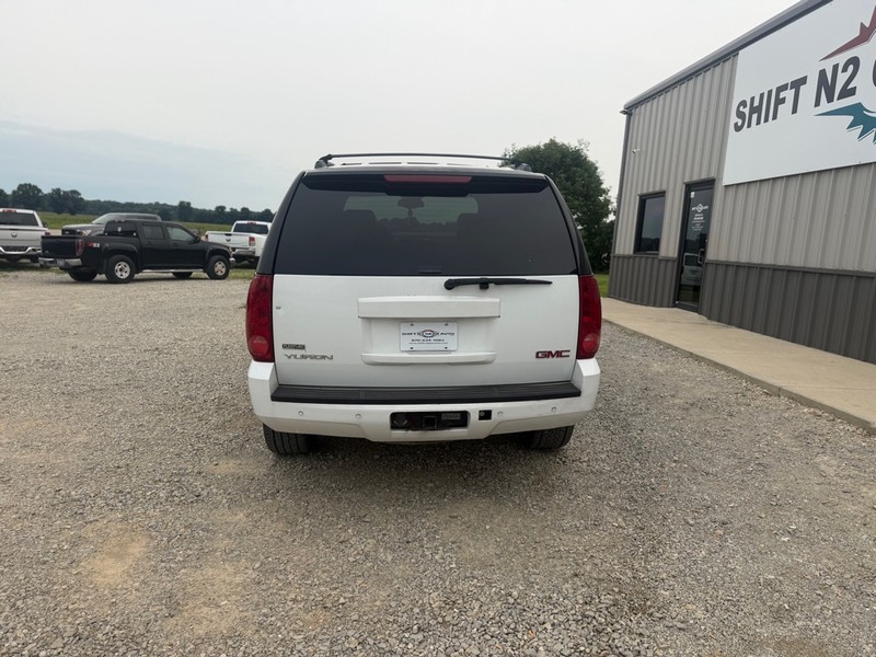 GMC YUKON Vehicle Full-screen Gallery Image 4