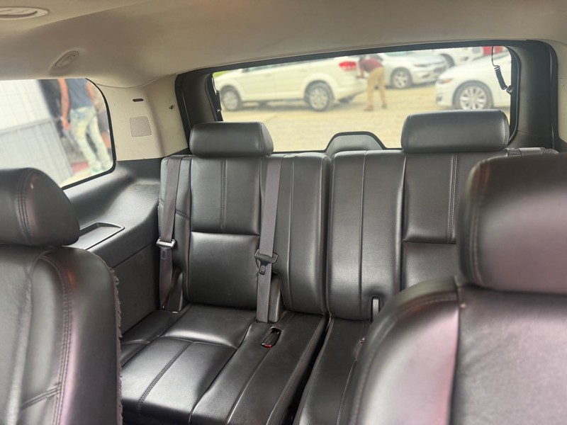 GMC YUKON Vehicle Full-screen Gallery Image 5