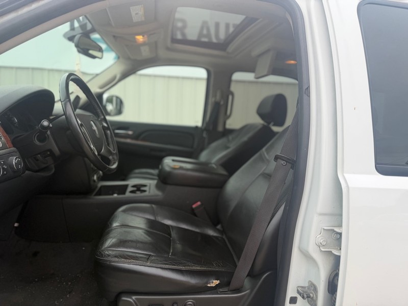 GMC YUKON Vehicle Full-screen Gallery Image 7