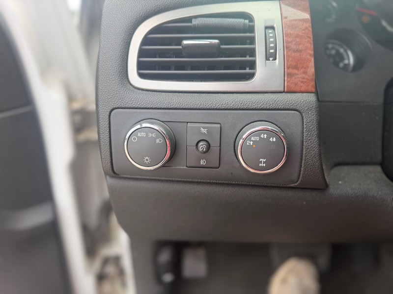 GMC YUKON Vehicle Full-screen Gallery Image 9