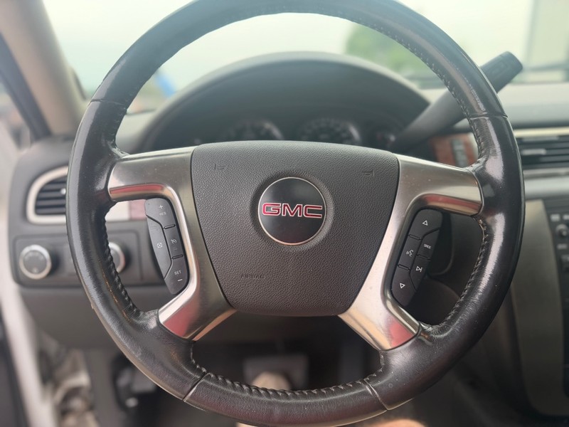 GMC YUKON Vehicle Full-screen Gallery Image 10