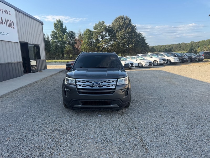 Ford Explorer Vehicle Full-screen Gallery Image 2