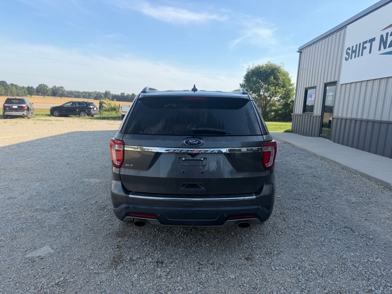 Ford Explorer Vehicle Full-screen Gallery Image 4
