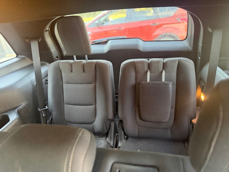Ford Explorer Vehicle Full-screen Gallery Image 5