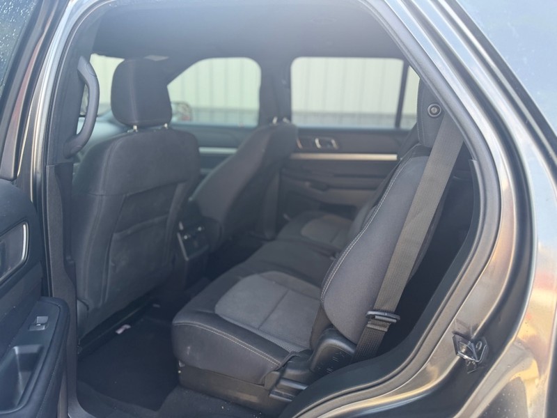 Ford Explorer Vehicle Full-screen Gallery Image 6