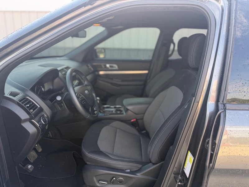 Ford Explorer Vehicle Full-screen Gallery Image 7