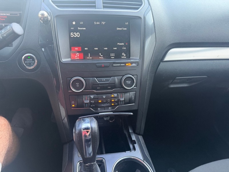 Ford Explorer Vehicle Full-screen Gallery Image 8