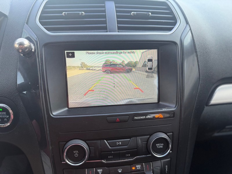 Ford Explorer Vehicle Full-screen Gallery Image 9