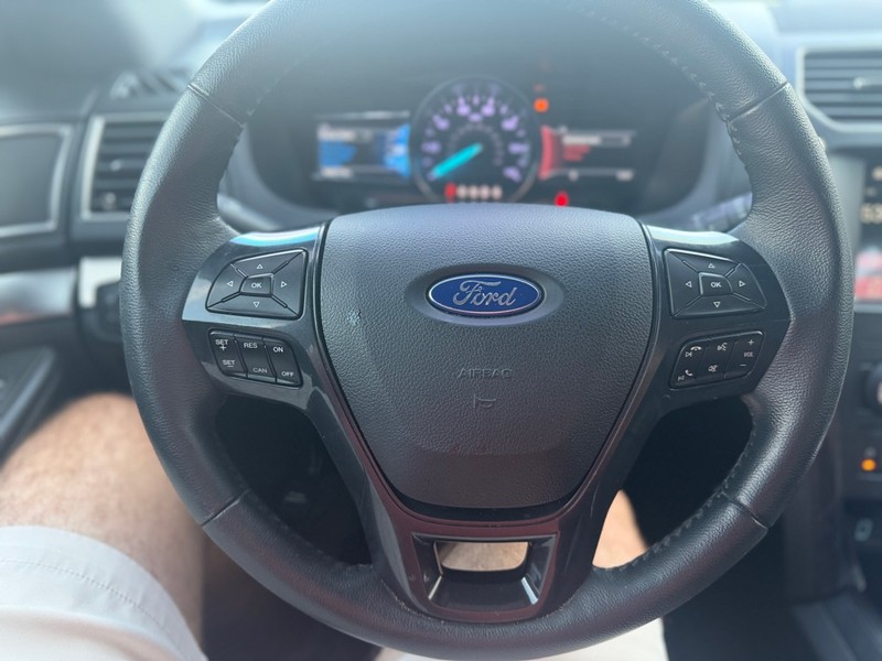 Ford Explorer Vehicle Full-screen Gallery Image 10