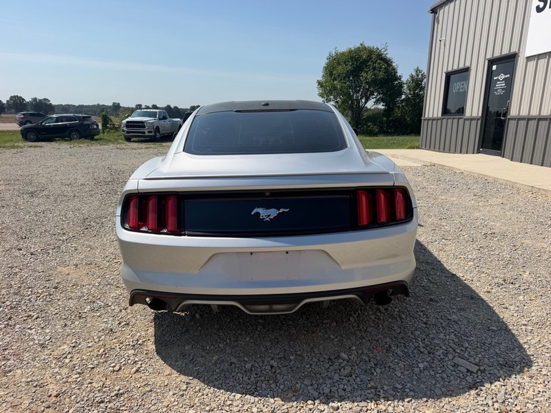 Ford Mustang Vehicle Full-screen Gallery Image 4