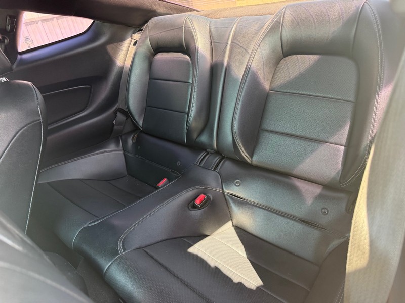 Ford Mustang Vehicle Full-screen Gallery Image 5