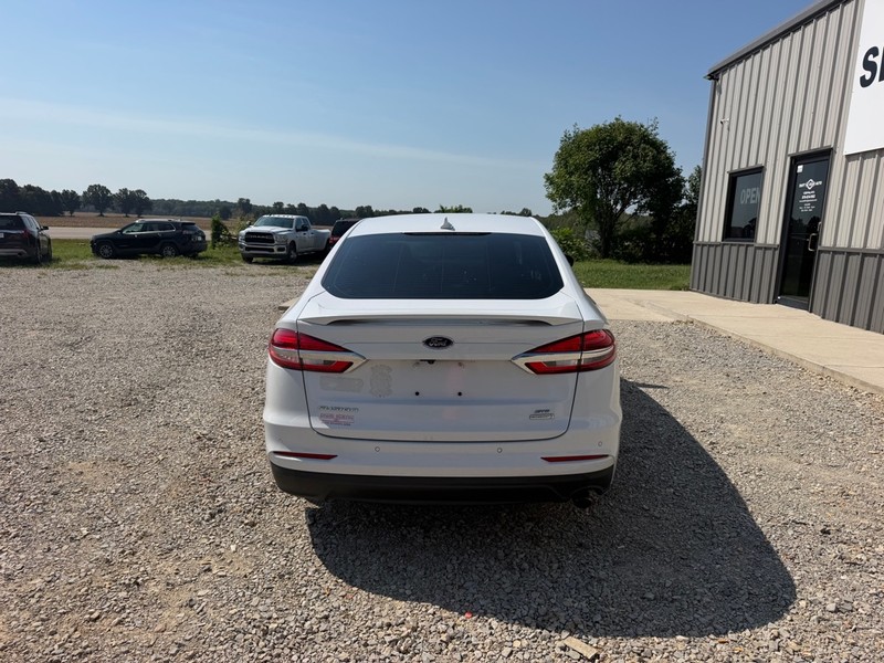Ford Fusion Vehicle Full-screen Gallery Image 4
