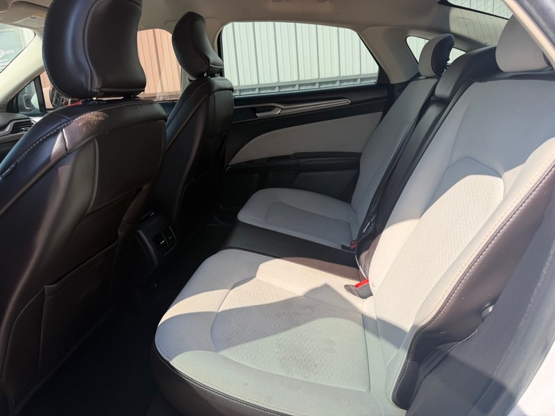 Ford Fusion Vehicle Full-screen Gallery Image 5
