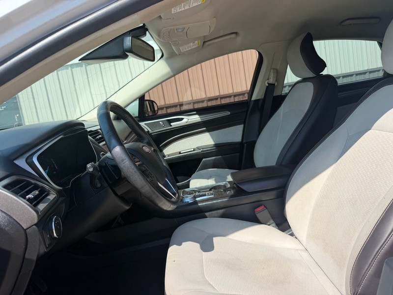 Ford Fusion Vehicle Full-screen Gallery Image 6