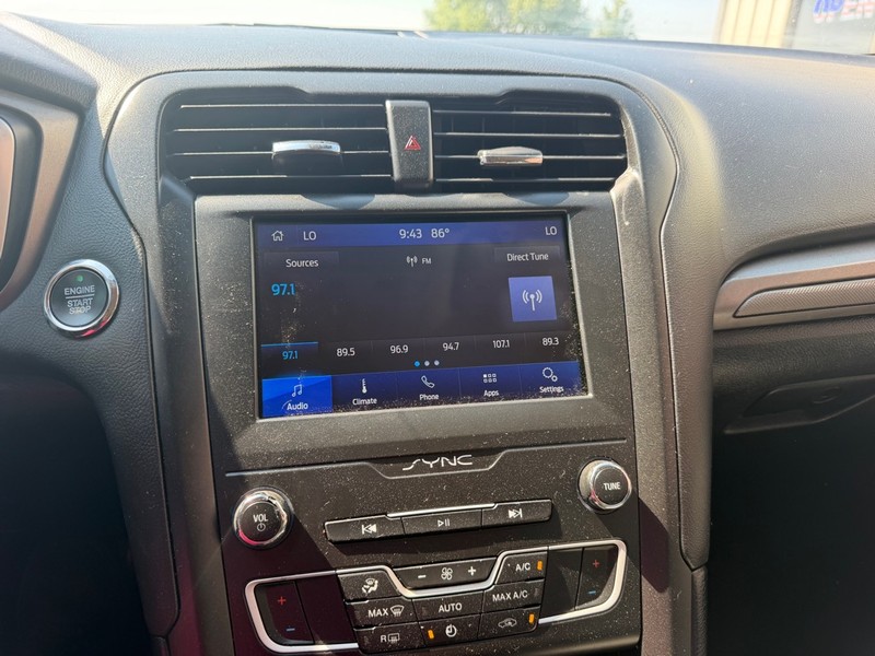 Ford Fusion Vehicle Full-screen Gallery Image 7