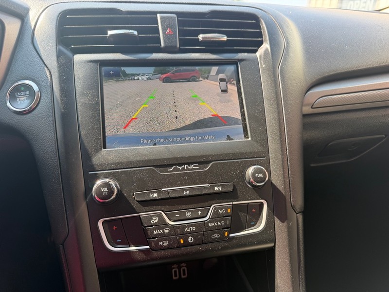 Ford Fusion Vehicle Full-screen Gallery Image 8