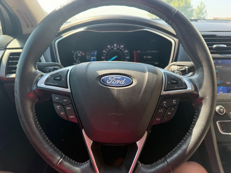 Ford Fusion Vehicle Full-screen Gallery Image 9