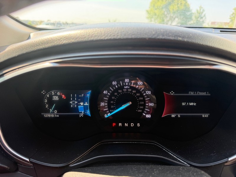 Ford Fusion Vehicle Full-screen Gallery Image 10