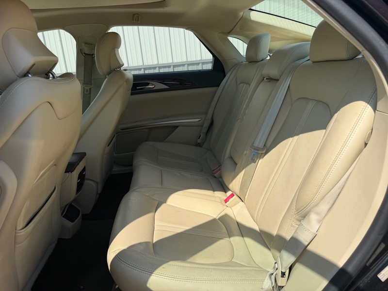 Lincoln MKZ Vehicle Full-screen Gallery Image 5