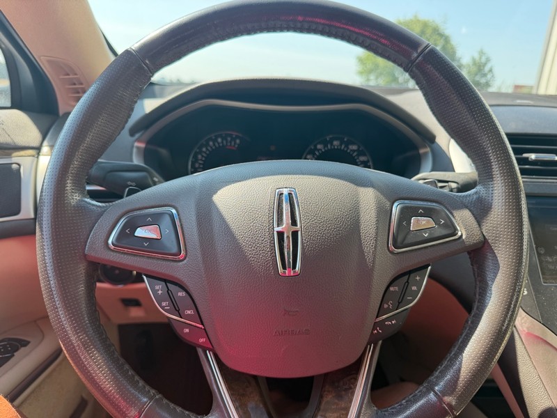 Lincoln MKZ Vehicle Full-screen Gallery Image 8
