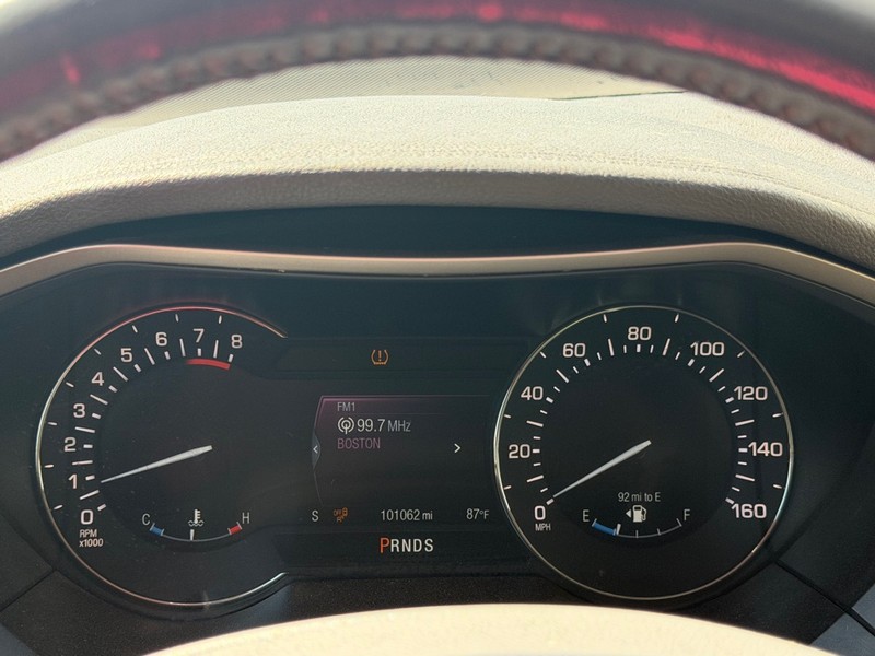Lincoln MKZ Vehicle Full-screen Gallery Image 9