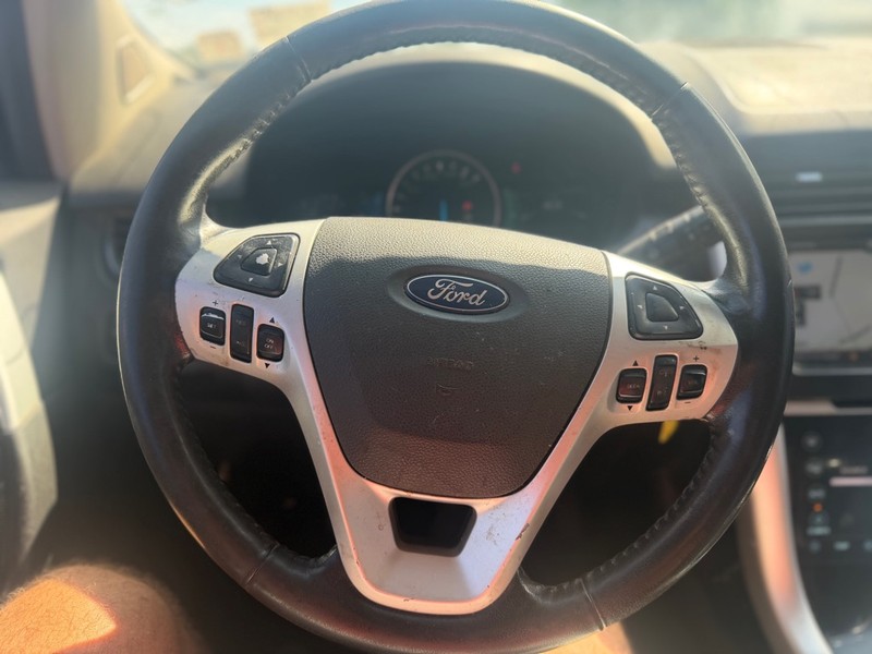 Ford Edge Vehicle Full-screen Gallery Image 9