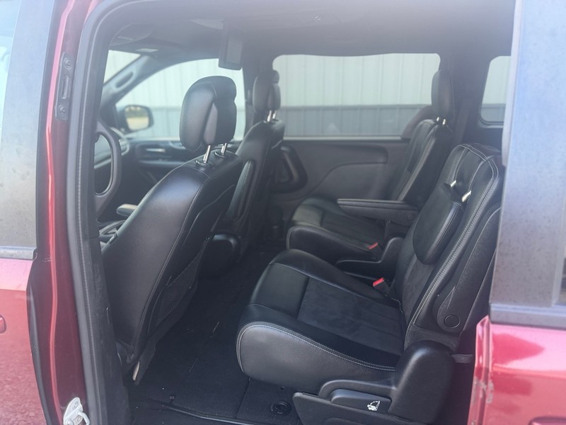 Dodge Grand Caravan Vehicle Full-screen Gallery Image 6