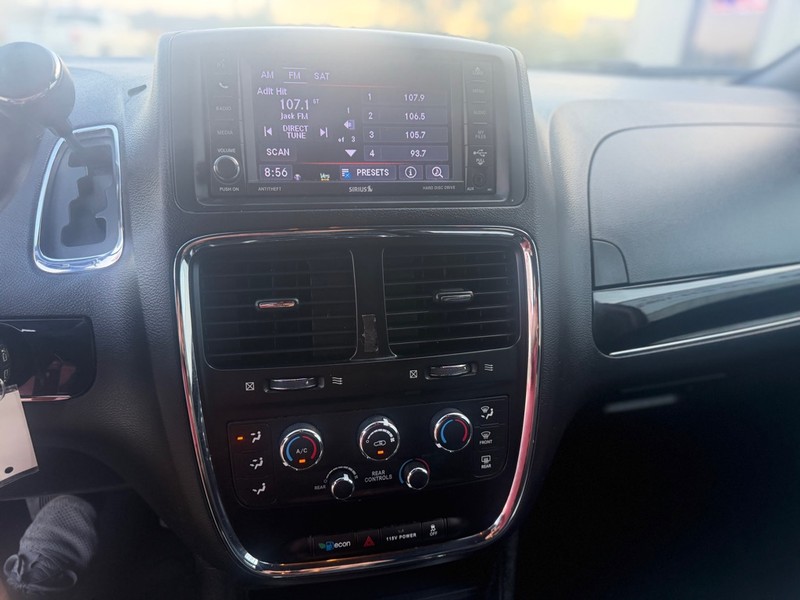 Dodge Grand Caravan Vehicle Full-screen Gallery Image 8