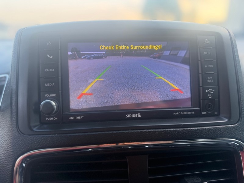 Dodge Grand Caravan Vehicle Full-screen Gallery Image 9