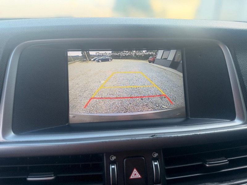 Kia Optima Vehicle Full-screen Gallery Image 8
